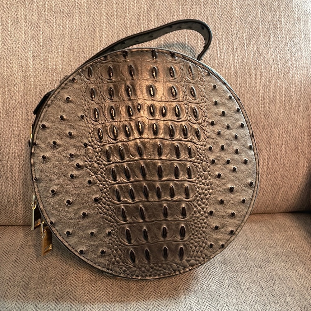 Round fashion purse with optional shoulder strap!